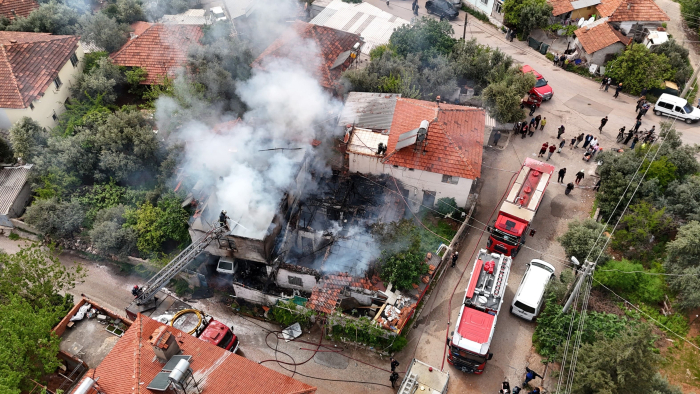 Antalya’da gecekondu yangını: Mahalleli 2 çocuğu kurtardı